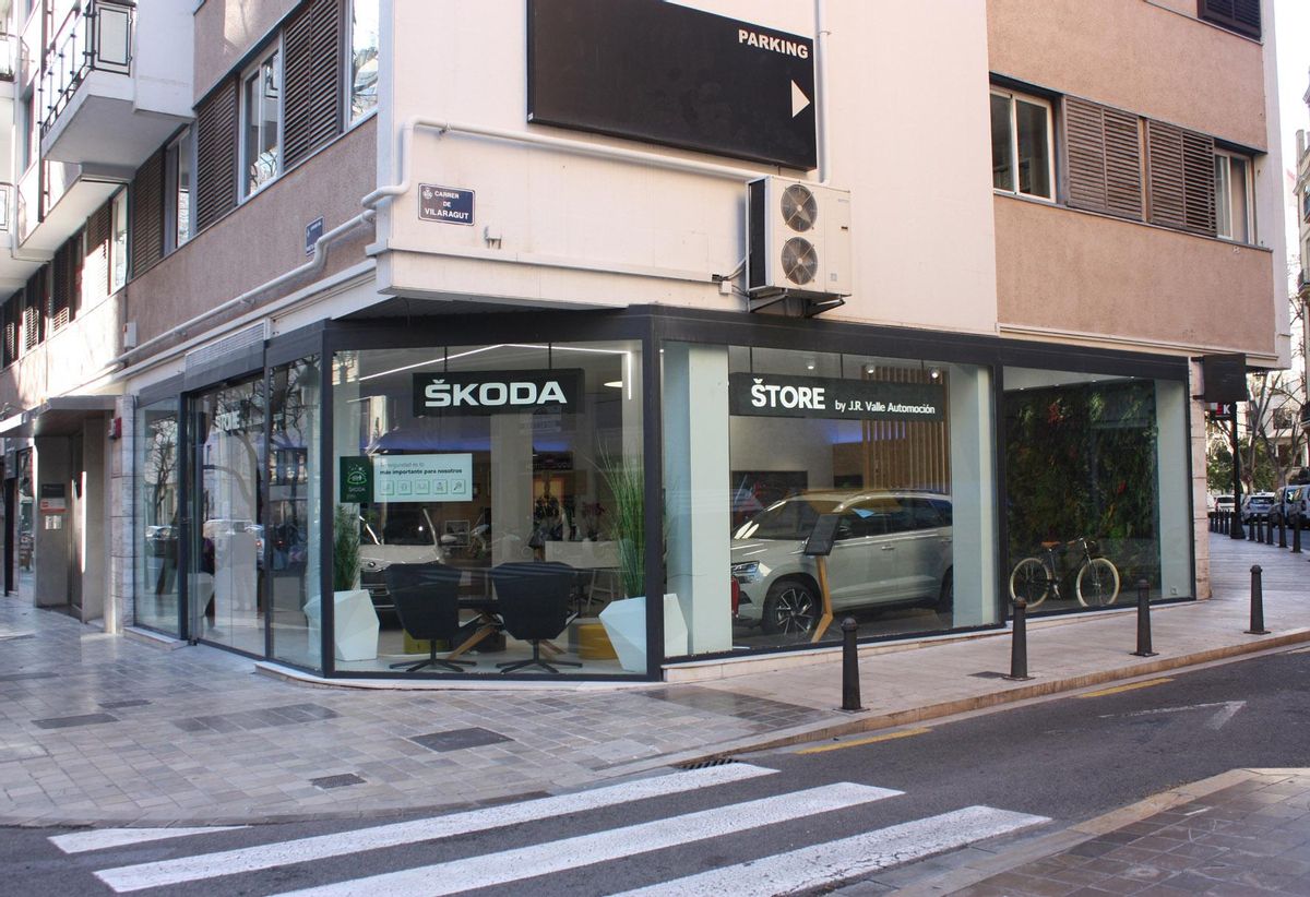 Fachada de la Škoda City Store by J. R. Valle.