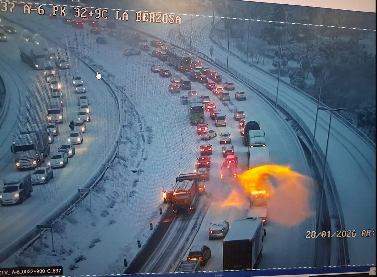 Vista de la carretera nevada a primera hora de este miércoles a la altura de La Berzosa (Comunidad de Madrid).