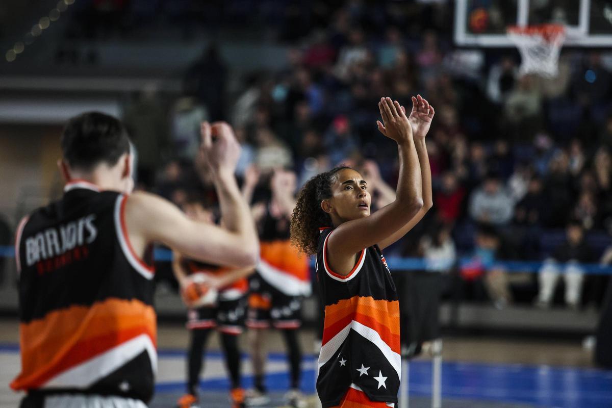 Todas las imágenes del Palacio de los Deportes: mates, charanga y victoria del Alimerka Oviedo Baloncesto ante el Ourense
