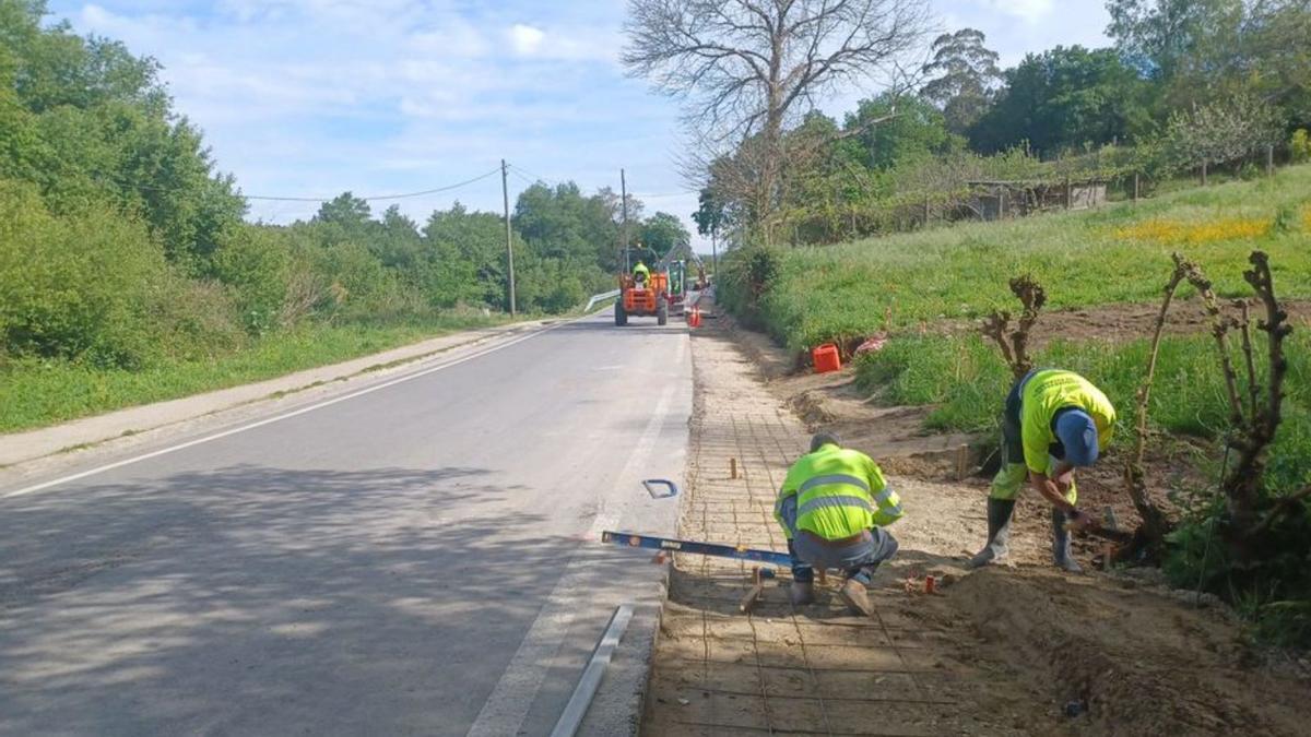 Operarios trabajando en la carretera provincial Curro-San Amaro.   | // FDV