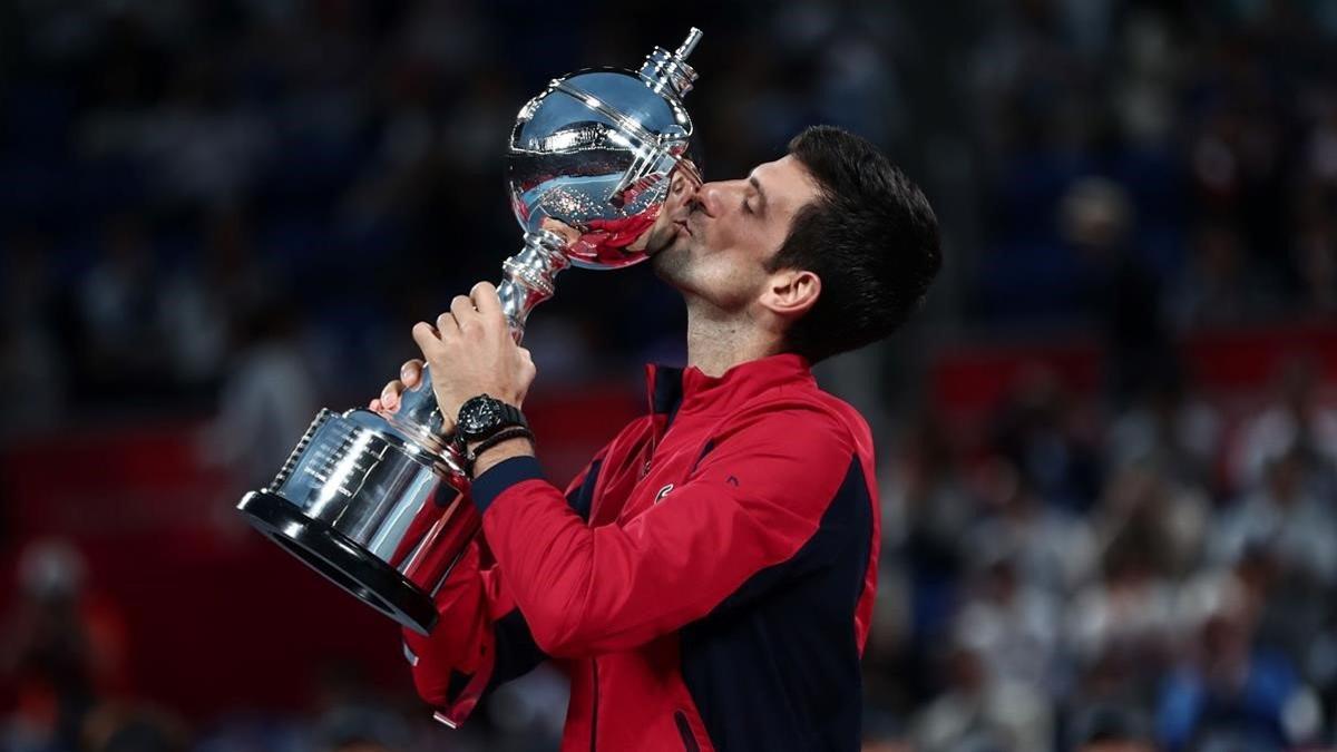 Novak Djokovic besa el trofeo del torneo de Tokio.