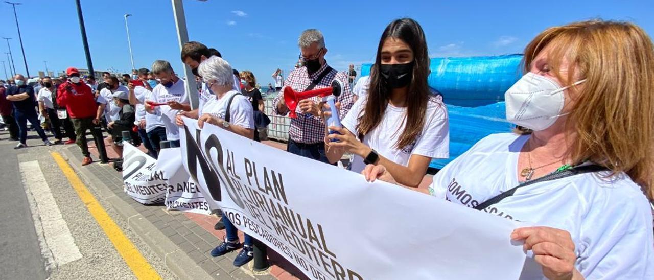 "Somos pescadores, no delincuentes": así se manifiesta el sector en Santa Pola contra los límites a los arrastreros