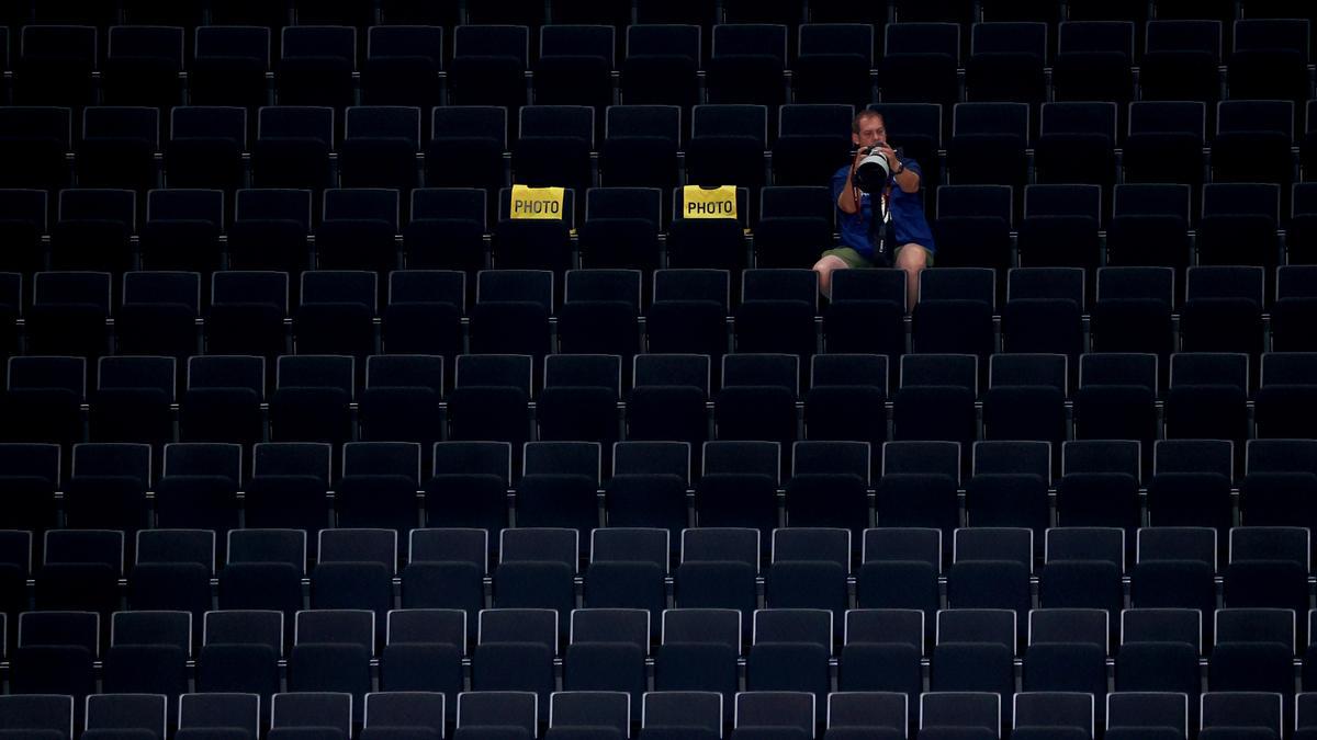 Un fotógrafo en el estadio Saitama.