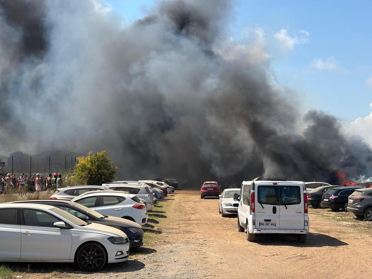 Decenas de coches junto al fuego, este miércoles.