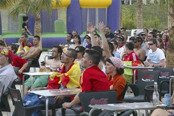 La afición zaragozana apoya a España en su debut en Las Playas