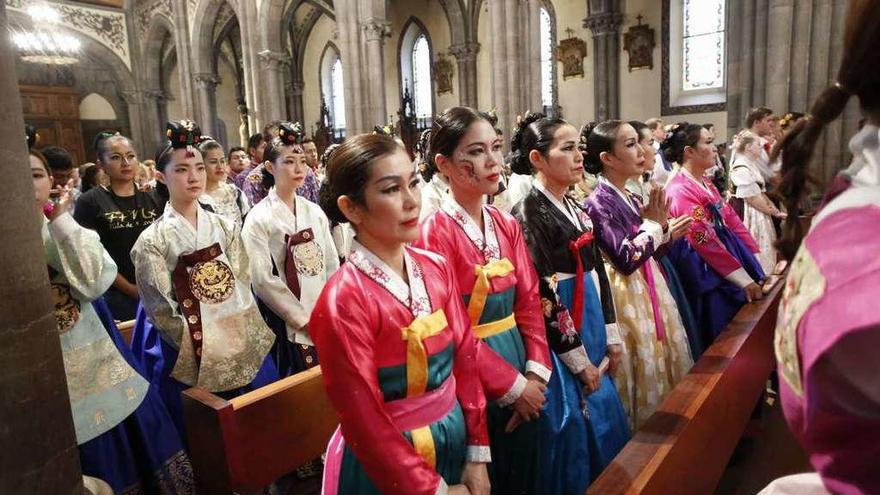 La delegación folclórica coreana, en la iglesia de Santo Tomás.