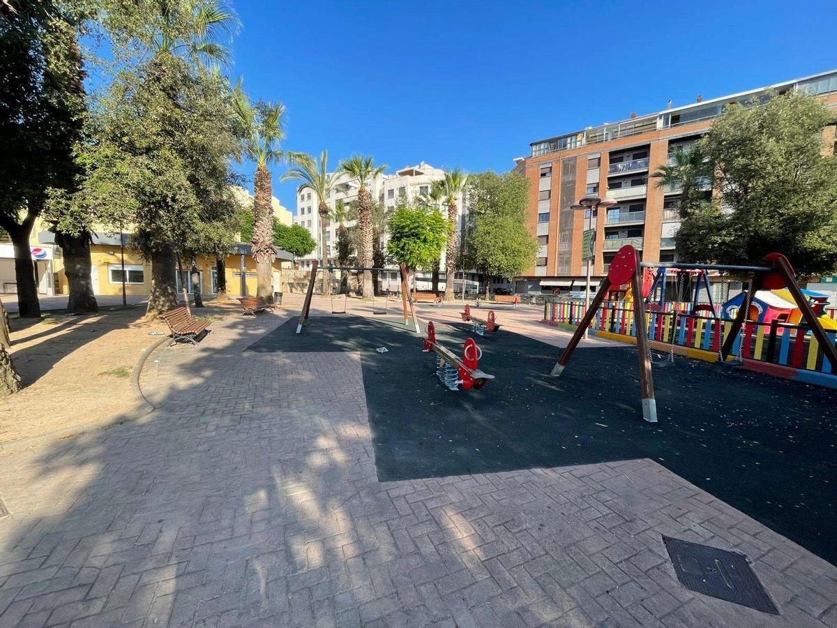 Zona de juegos infantiles en el parque Beat Pare Ferreres de l'Olleria.