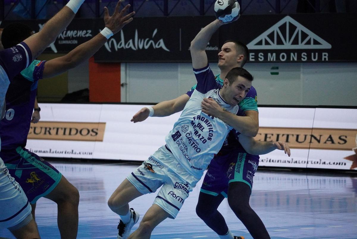 Manu Pérez es defendido por un rival en el partido entre el Puente Genil y el Cangas.