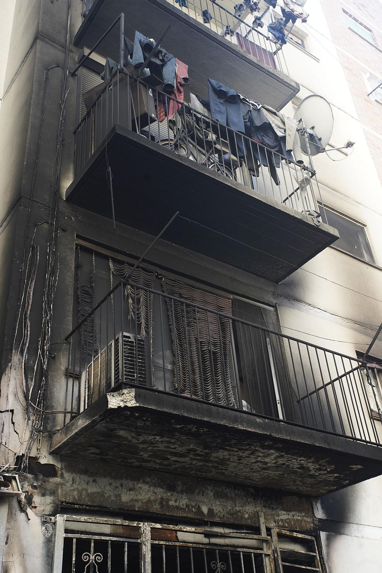 L'incendi en un bloc de pisos de Salt, en imatges