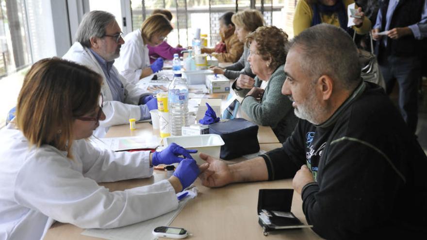 Un instante de las jornadas preventivas que se han celebrado esta mañana en el Hospital General de Elche