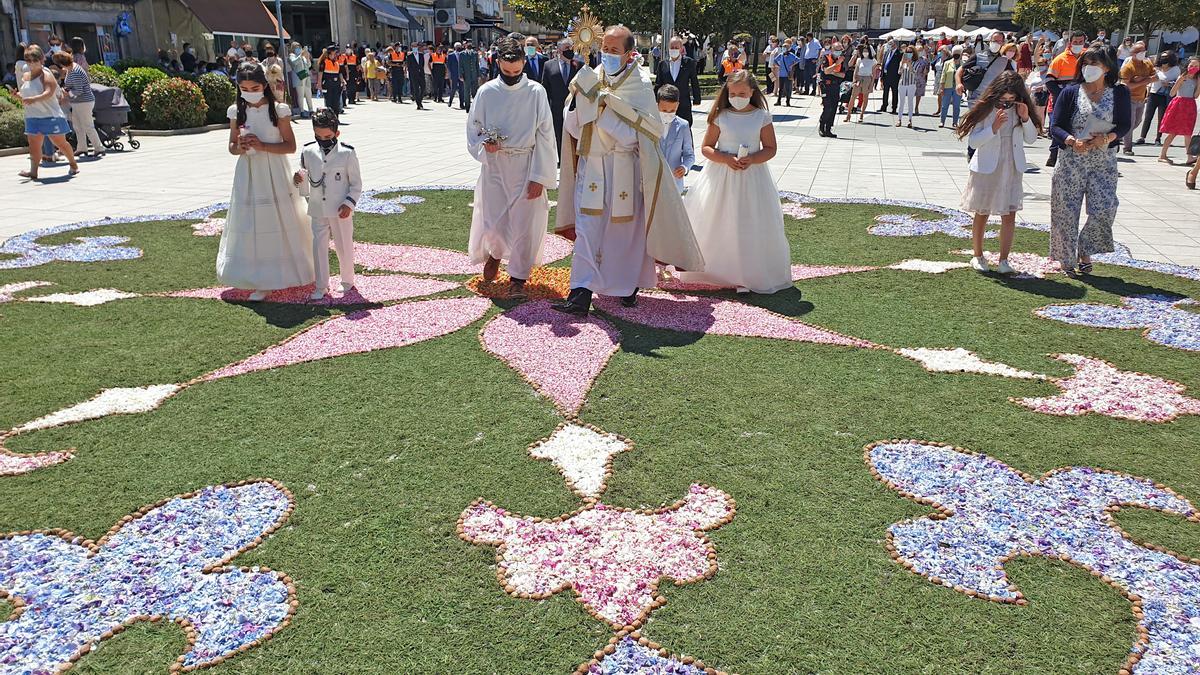 Ponteareas recupera sus alfombras de Corpus adaptándose al COVID