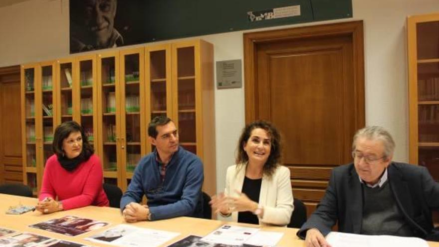 Carmen Alemany, Jorge Olcina, Eva Valero y José Carlos Rovira, ayer, con Benedetti al fondo.