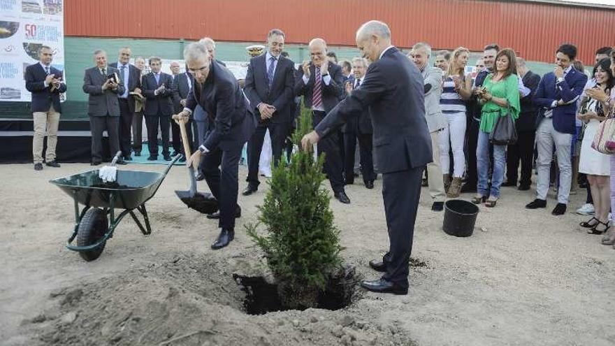 El presidente de los empresarios(dcha.) y el conselleiro, en la plantación de la Arboreda da Memoria. // Brais Lorenzo