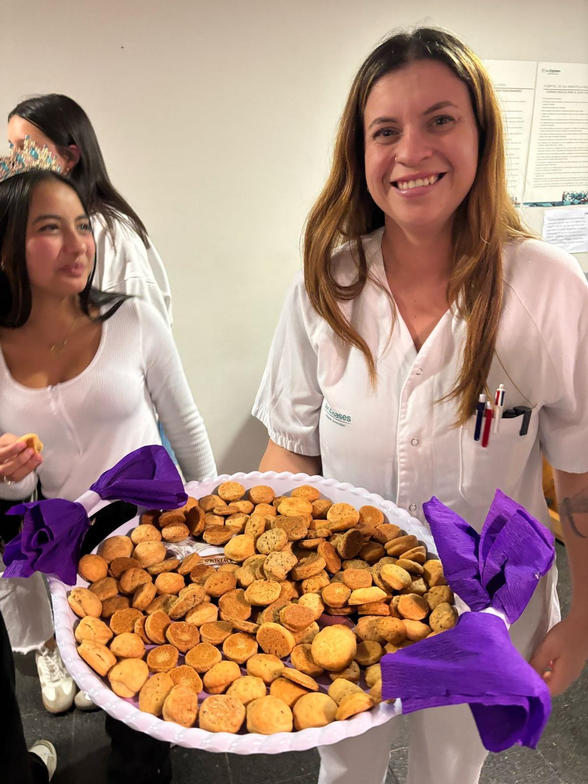 Al acabar el concierto de la Escuela Municipal de Música, se repartieron las galletas que hicieron los menores en el taller de cocina.