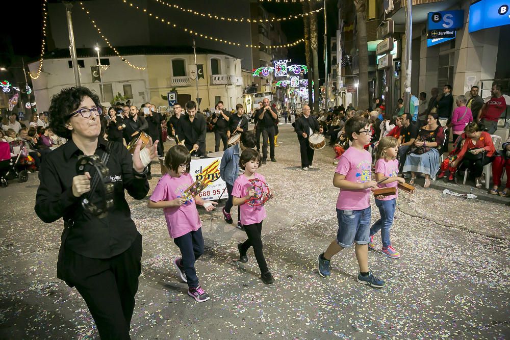 Distintos momentos de la Entrada mora que las tropas de la media luna protagonizaron ayer por las calles de Callosa d´en Sarrià.