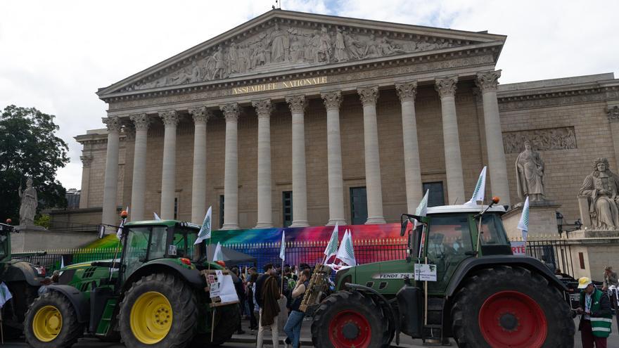 Los agricultores y taxistas se unen para bloquear Francia en protesta por la falta de apoyo y las leyes &quot;abusivas&quot;