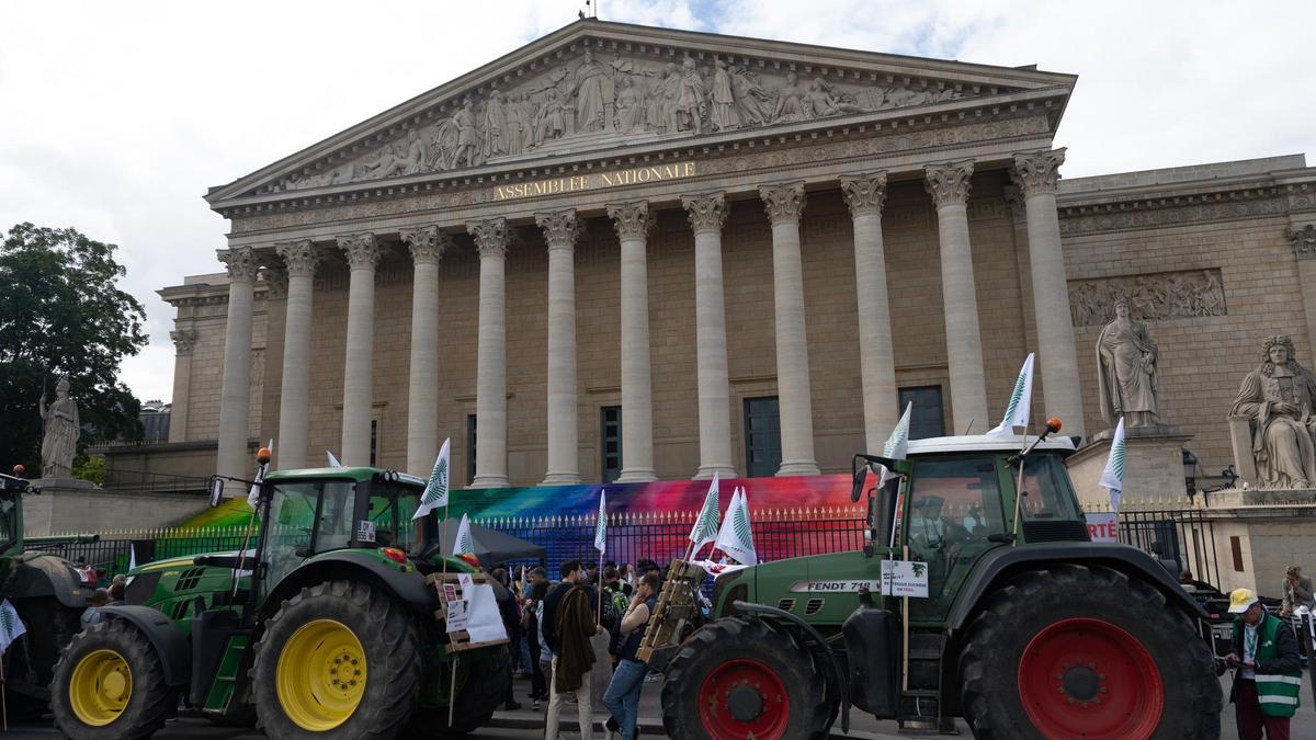 Tractores aparcados en protesta frente a la Asamblea Nacional.