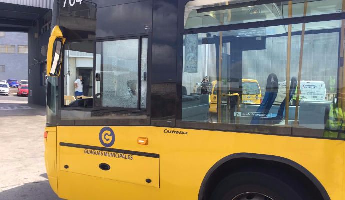 Cristal de la guagua atravesado por una bala.