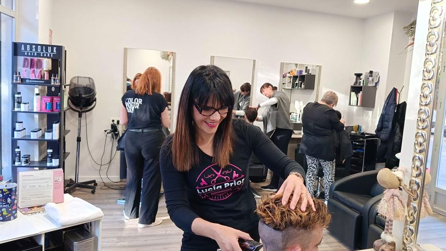 Corte solidario en la peluqueria Lucía Prior Estilistas del barrio murciano de San Antón