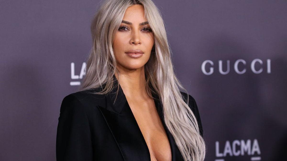 Kim Kardashian con melena larga rubio platino