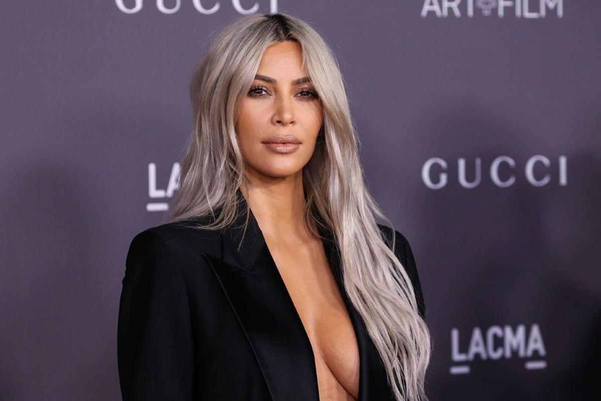 Kim Kardashian con melena larga rubio platino