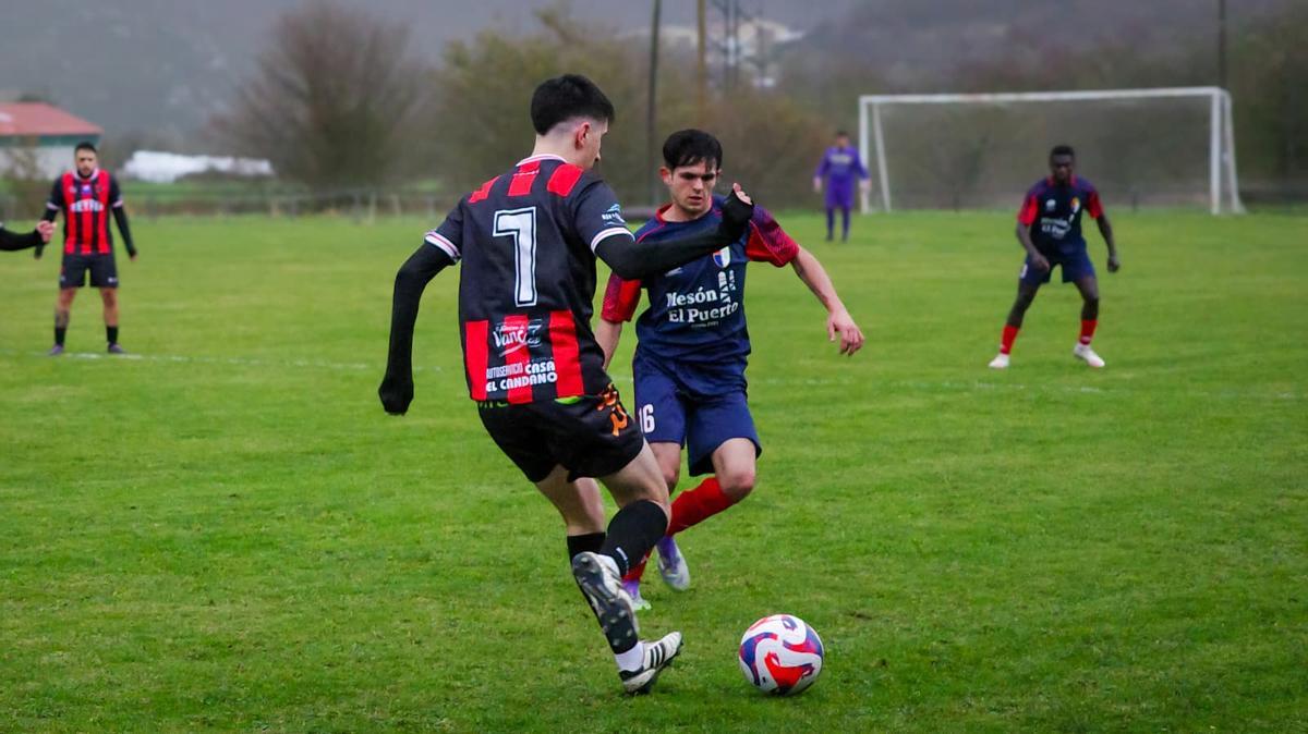 Un momento del partido de La Espina frente a La Caridad.