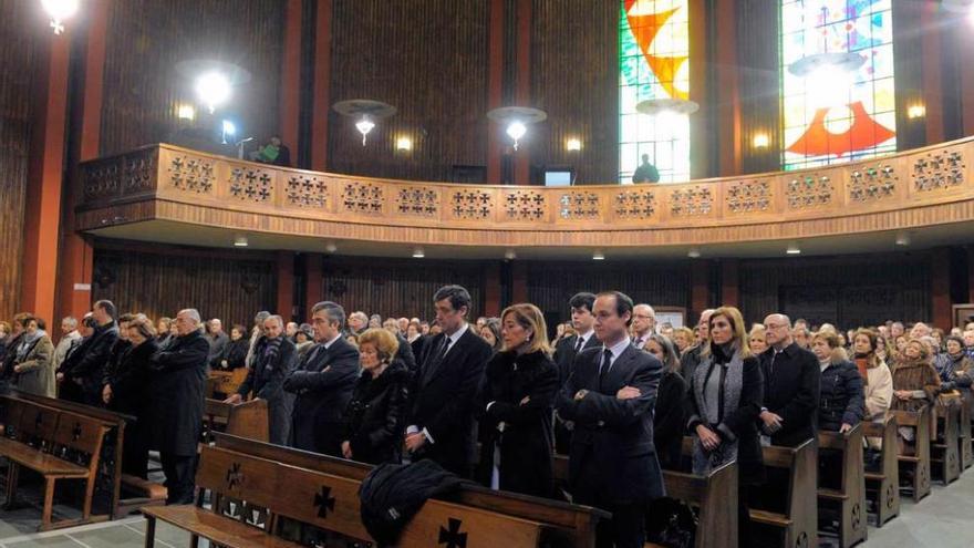 La familia de Carlos Fernández Ortiz, en primera fila, durante el funeral de ayer en el Corazón de María.