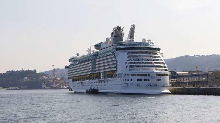 El &quot;Navigator of the Seas&quot;, ayer, en el Puerto de Vigo. // Alba Villar