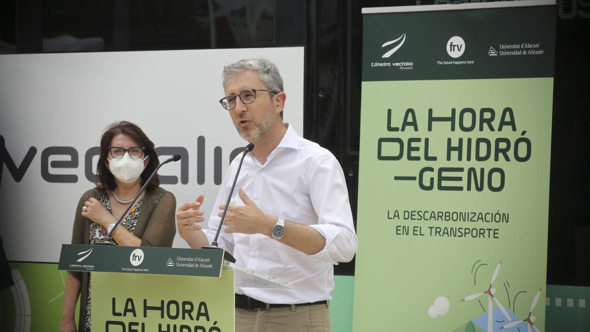 El conseller de Hacienda, Arcadi España, en un acto celebrado en la UA.