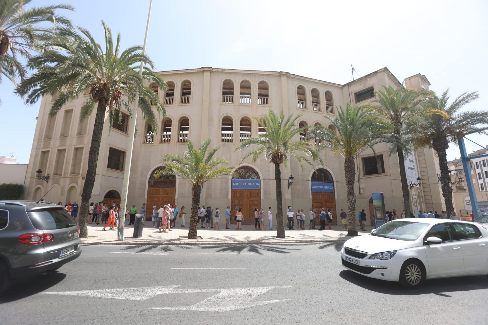 Colas para comprar entradas de la Feria taurina en la plaza de toros de Alicante