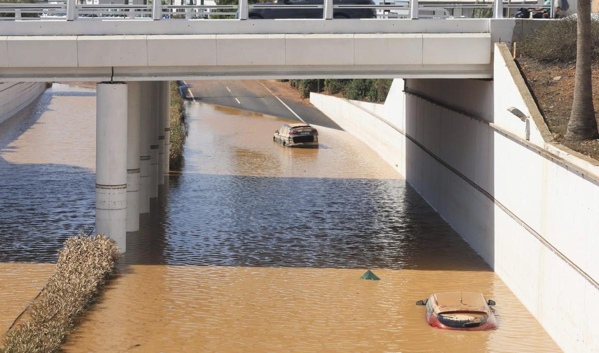 Dos coches atrapados en la autovía del aeropuerto. |  | J. A. RIERA