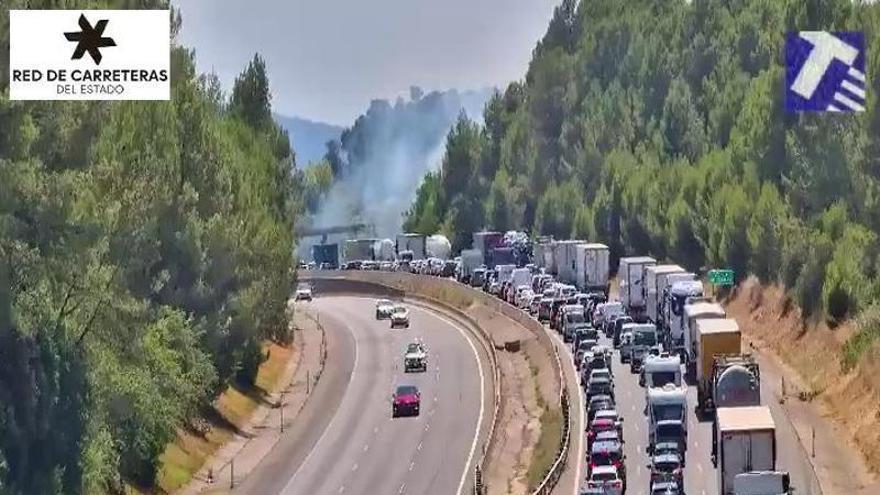 Tallen l’AP-7 a Vilademuls per un incendi als marges de la carretera