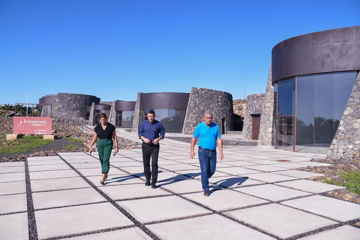 Imagen del alcalde de Teguise, Oswaldo Betancort, visitando la obra del Centro Cívico de Costa Teguise.