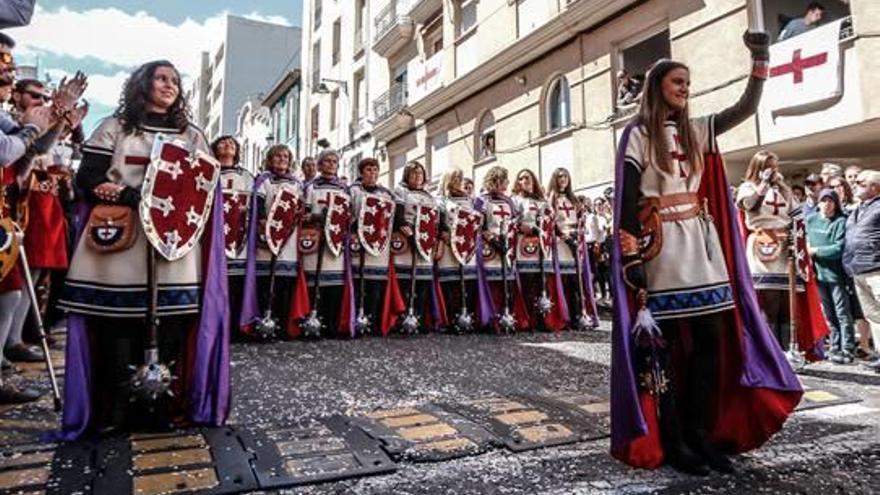 Arriba, escuadras femeninas de Guzmanes y Judíos en la Diana; abajo, las mujeres de las filaes Vascos y Realistas realizando escuadra.