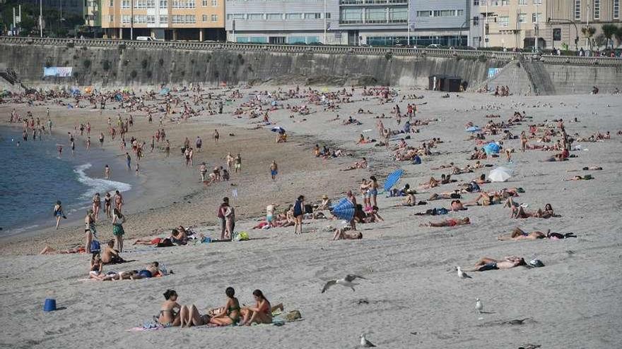 Varios bañistas en una playa de A Coruña.