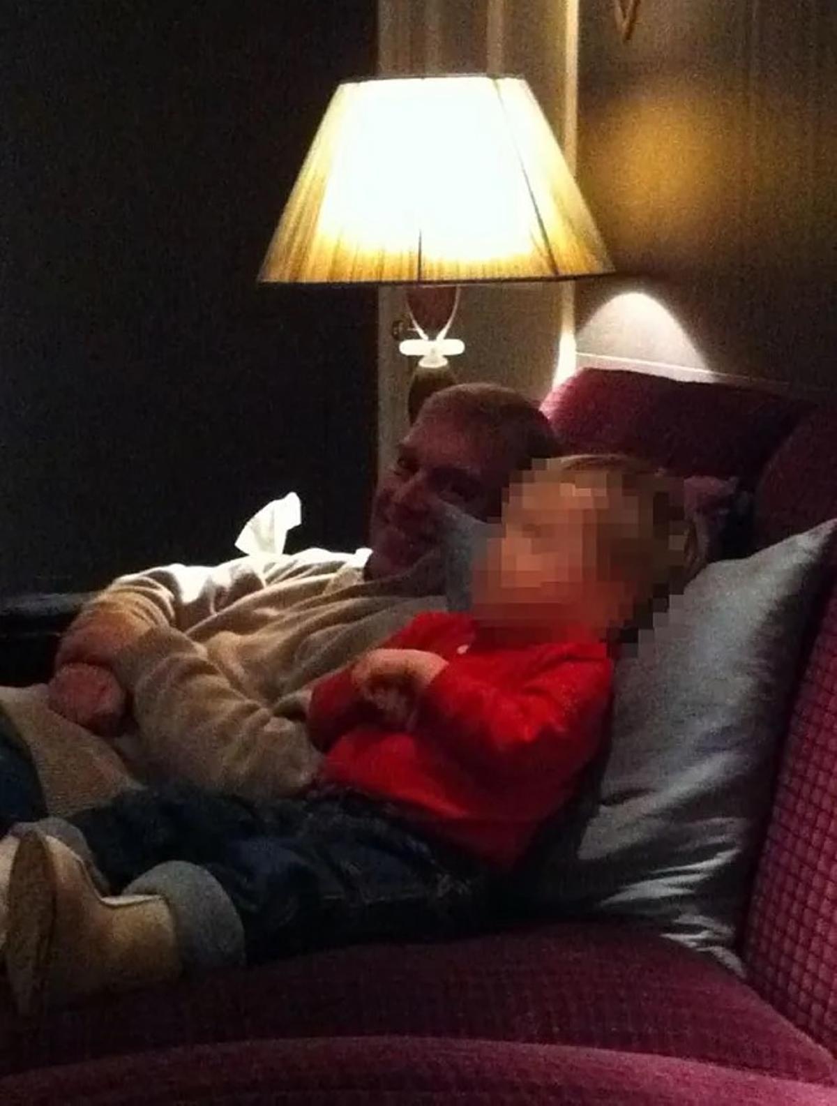 Andrés junto con el niño en un sofá.