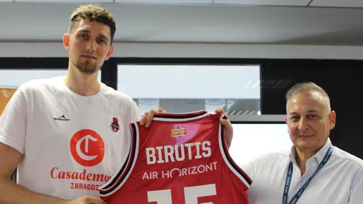 Birutis, mostrando la camiseta con su dorsal junto a un responsable de Air Horizont