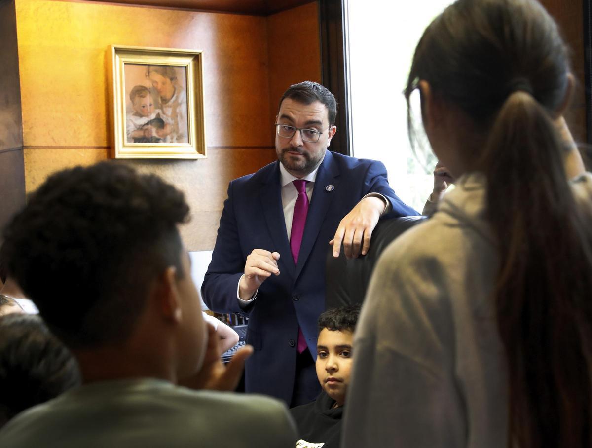 Barbón, el perfecto anfitrión de los alumnos del colegio Príncipe de Asturias