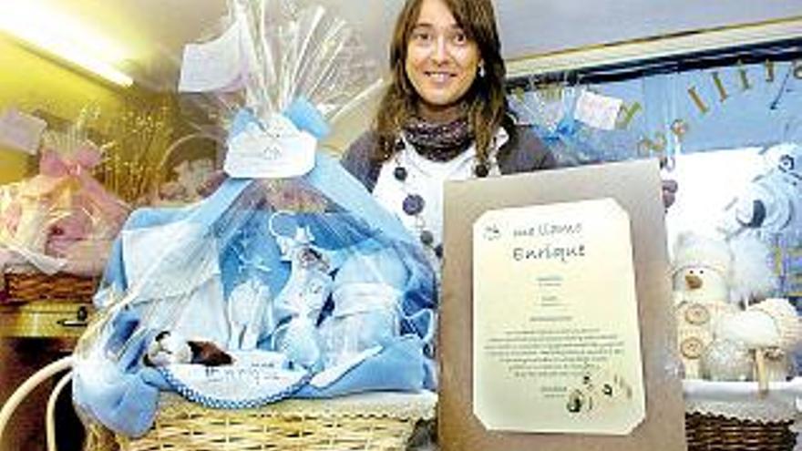 Mara Rodríguez con una canastilla de niño personalizada.