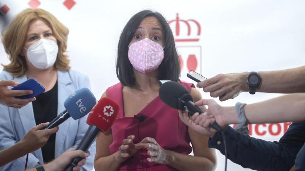 La delegada del Gobierno en Madrid, Mercedes González, atendiendo a los medios junto a la alcaldesa de Alcorcón, Natacha de Andrés, el pasado 26 de agosto de 2021.