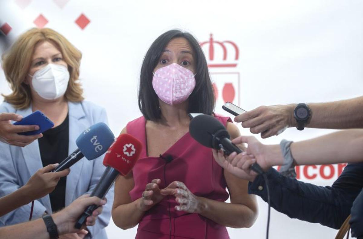 La delegada del Gobierno en Madrid, Mercedes González, atendiendo a los medios junto a la alcaldesa de Alcorcón, Natacha de Andrés, el pasado 26 de agosto de 2021.