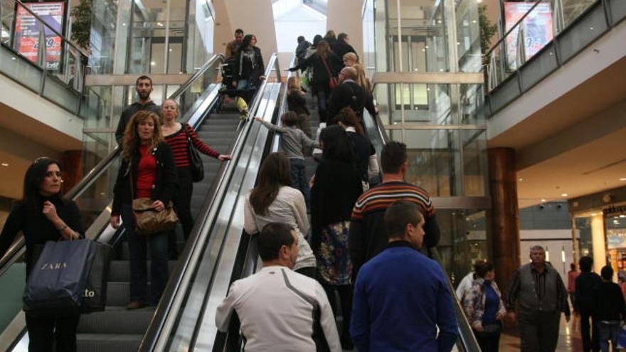 Imagen de un centro comercial de Murcia en un día de gran afluencia.