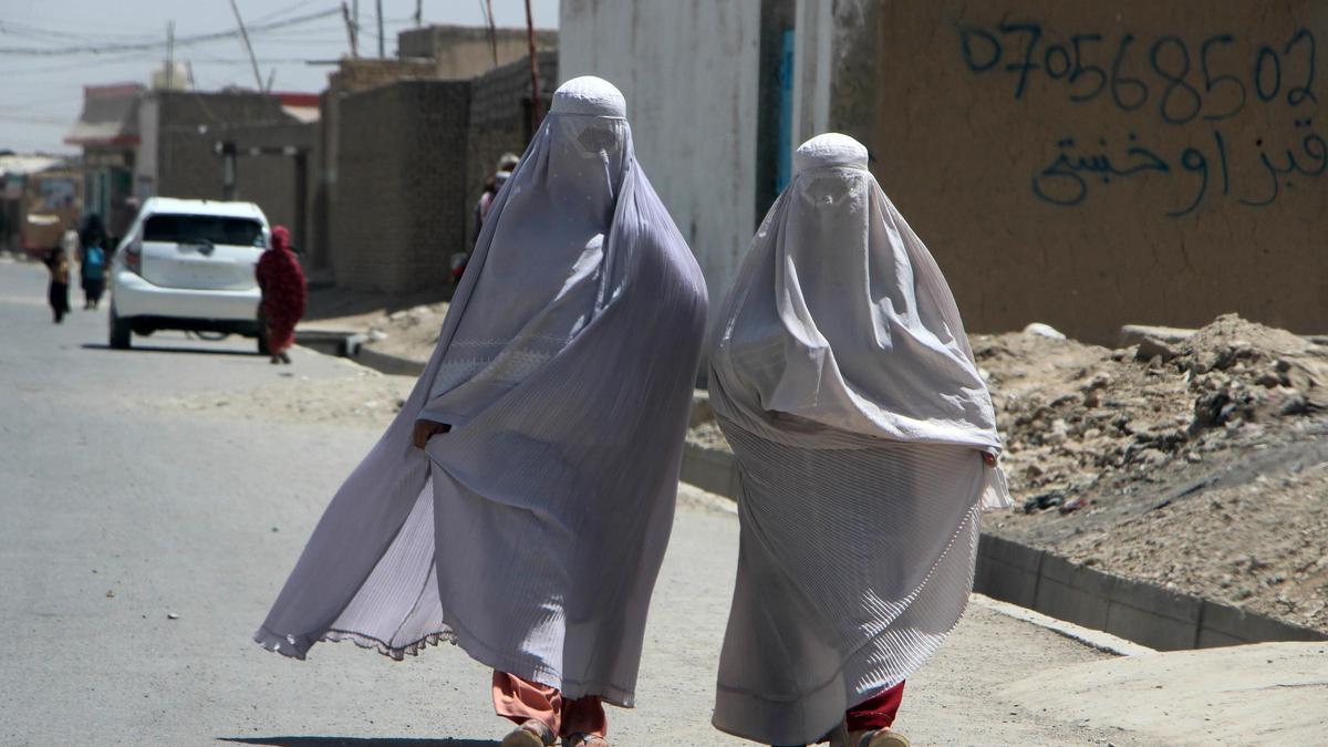 Dos mujeres con burka, este jueves en Kandahar (Afganistán).