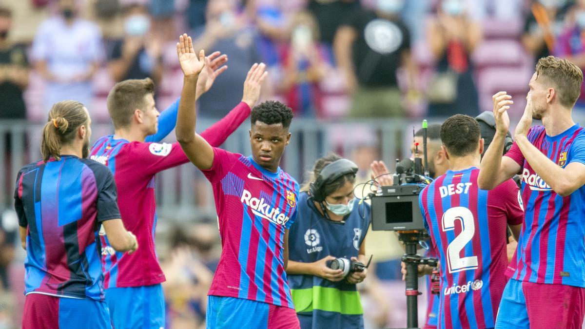 Ansu Fati saluda a la afición del Camp Nou al finalizar el partido de liga contra el Levante 