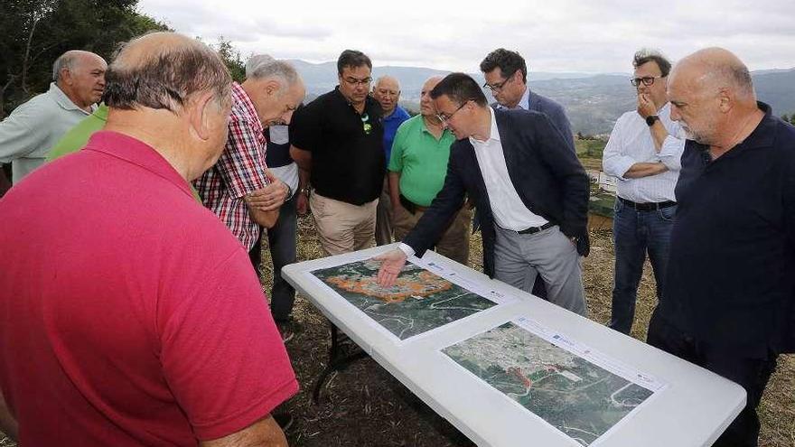 El conselleiro González señala sobre los planos las franjas de protección en el municipio de Soutomaior.