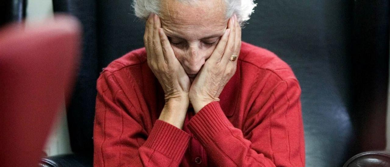 Una persona mayor con un tipo de demencia descansa en la sala de un centro de día.  | EFE/ DOMENECHCASTELLÓ
