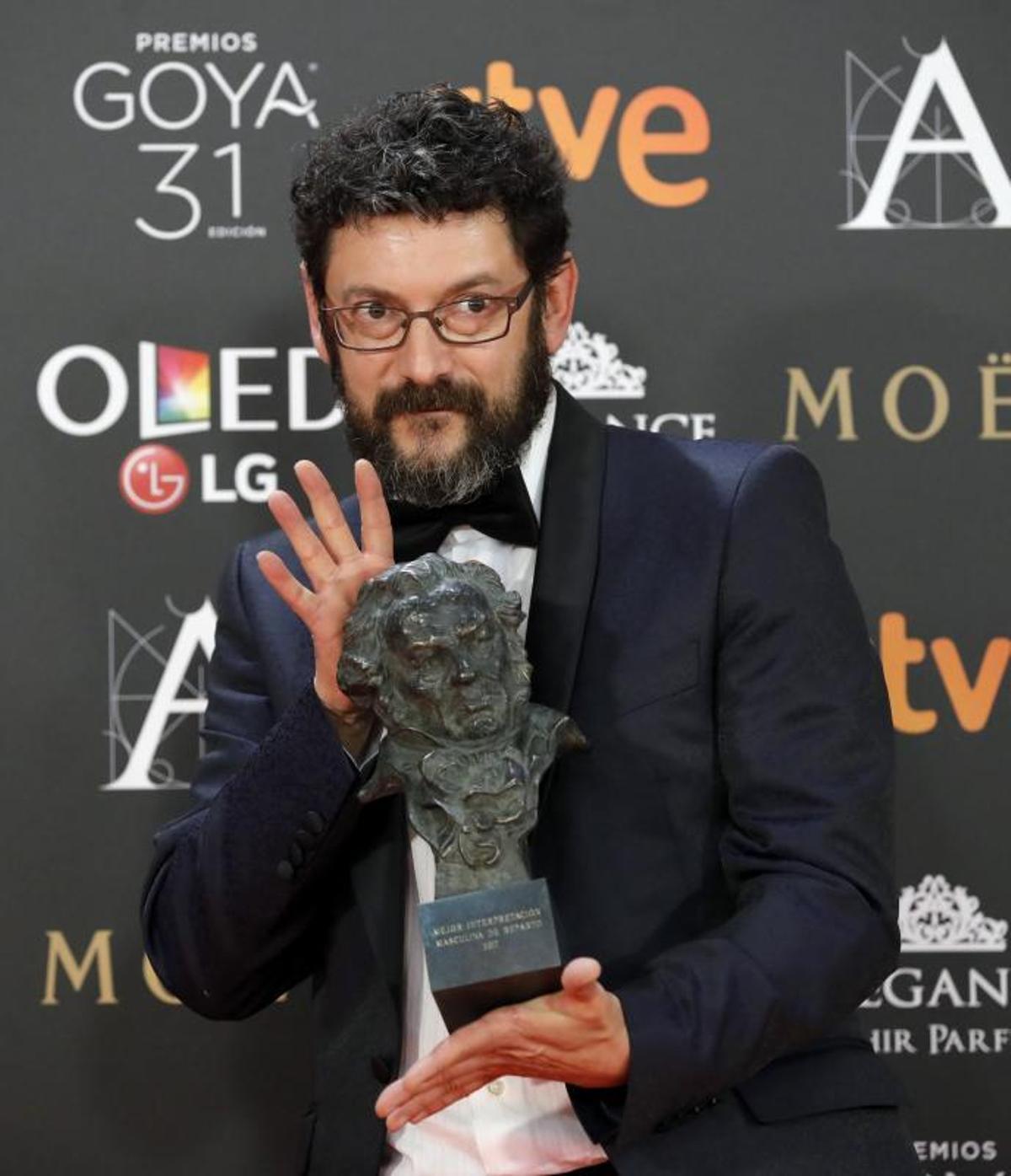 Manolo Solo, en 2017, tras recibir el premio a mejor actor de reparto por su trabajo en "Tarde para la ira"