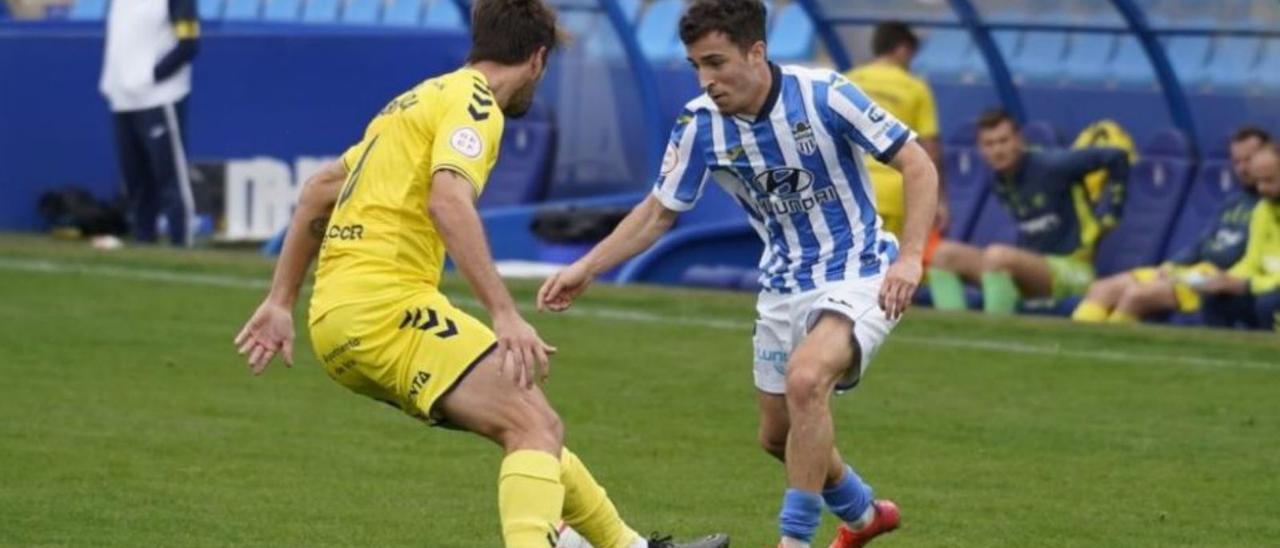 Armando Shashoua conduce un balón el pasado domingo. | ATLÉTICO BALEARES