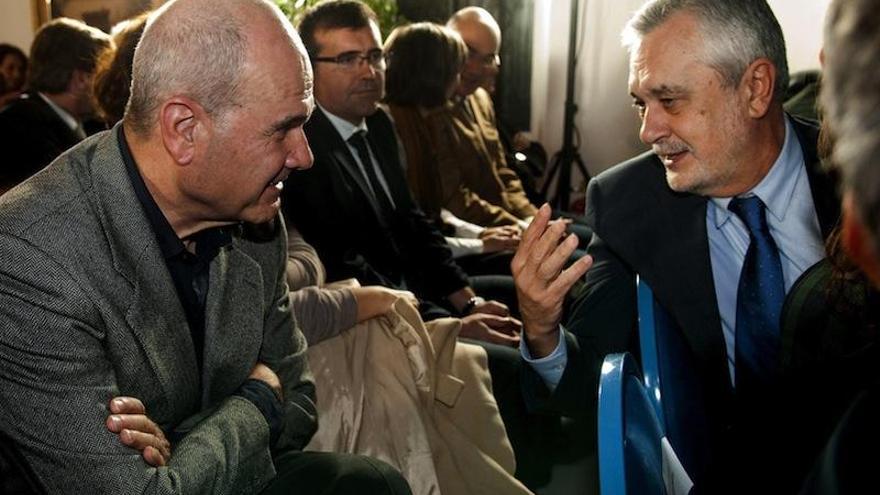 José Antonio Griñán conversa con el expresidente andaluz Manuel Chaves.