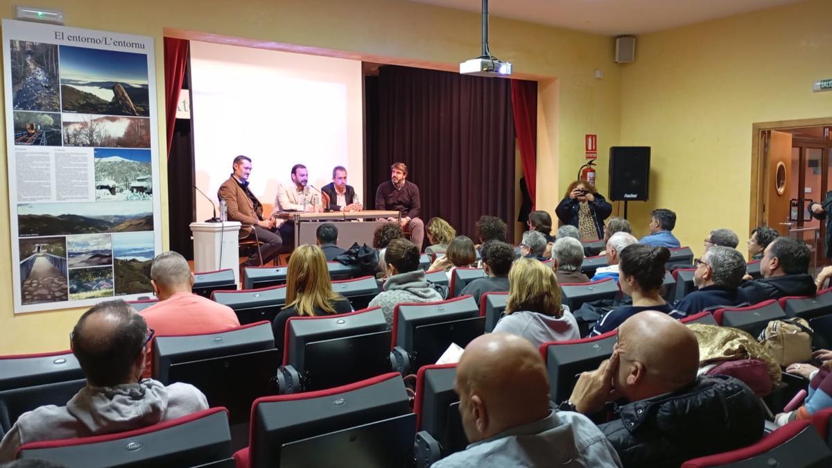 La presentación del proyecto en el Ateneo de Turón.